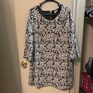 Madison Black and White Graphic 3/4 Sleeve Blouse